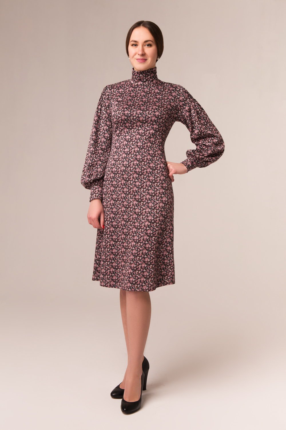 Платье женское "Полянка" без пуговиц модель 644 с розовыми розочками