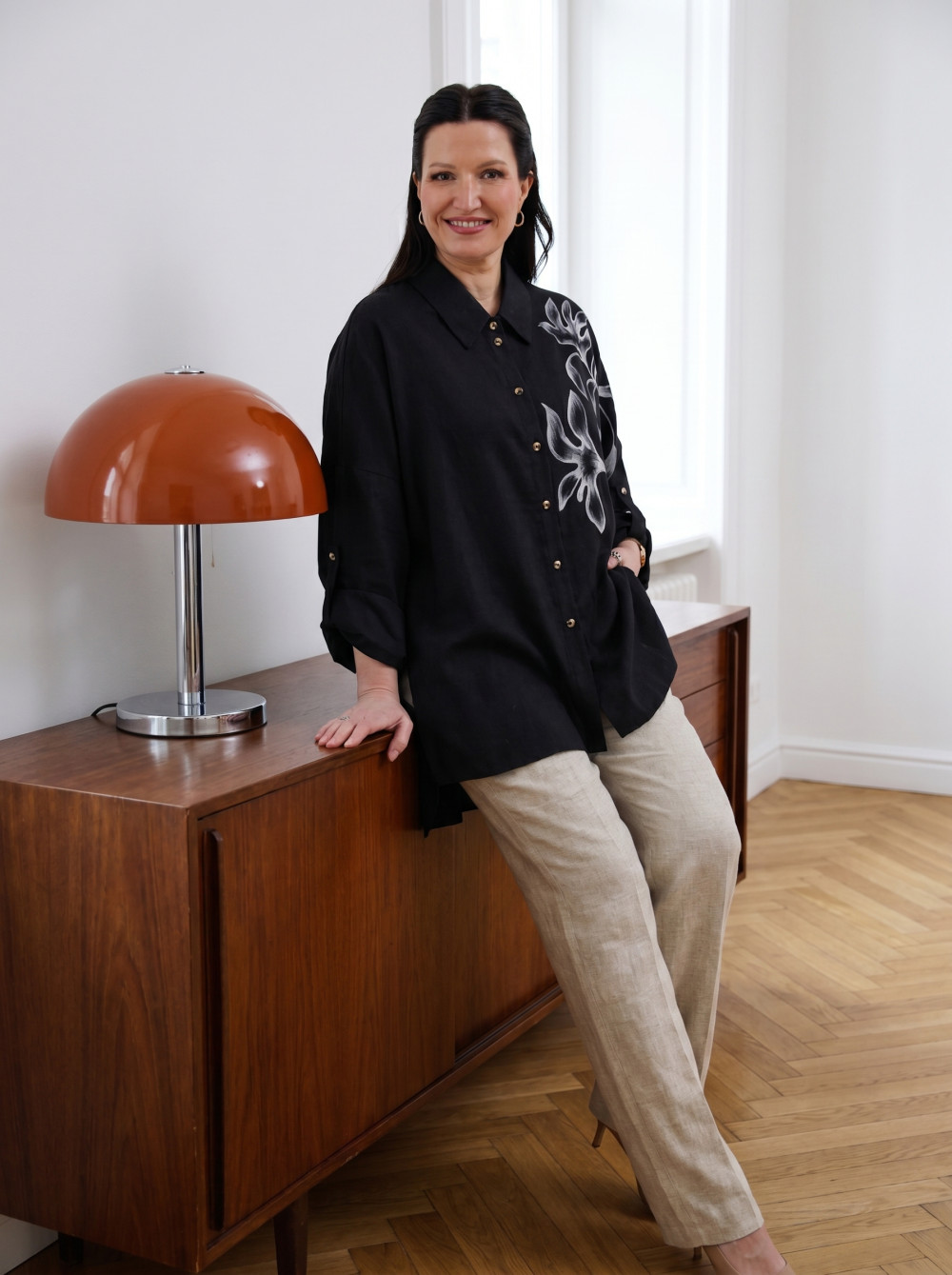 Блузка женская черная "Классика" роспись цветы модель 102р