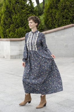 Платье женское "Казачка" модель 682 вискоза цветочки на джинсе
